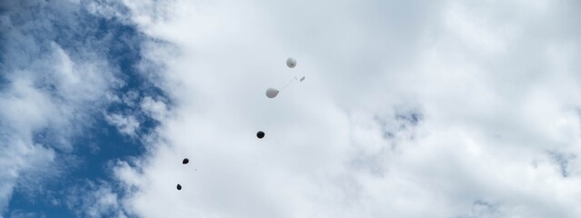 Luftballons im Himmel