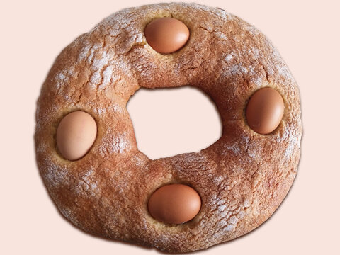 "Rosca" (pastel redondo). Postre casero tradicional de Pascua t&iacute;pico de Galicia (Espa&ntilde;a) decorado con huevos cocidos duros. Es un regalo de los padrinos a sus ahijados. Aislado sobre fondo claro.