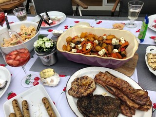 Barbecue, gedeckter Tisch beim Grillen mit Fleisch und Salat 