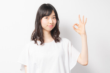 OKのジェスチャーをする若い女性