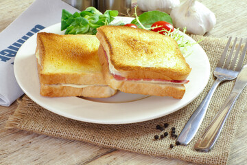 croque-monsieur et salade dans une assiette