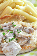 assiette de pâtes et escalope de poulet sauce aux champignons