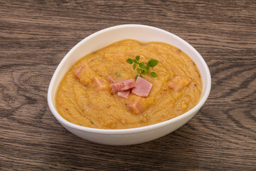 Peas cream soup with smoked ribs