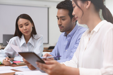 Obraz premium Asian business man and women meeting and talk about job in office.