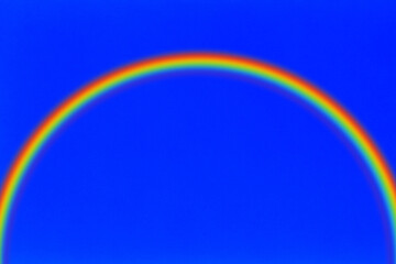 arc-en-ciel  sur fond de ciel bleu