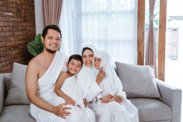 Obraz na płótnie Canvas beautiful muslim family hajj. parent and children wearing white for pilgrim