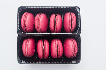 Macarons de frambuesa. Sobre fondo blanco