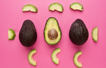 Aguacate. (Persea americana). Sobre fondo rosa