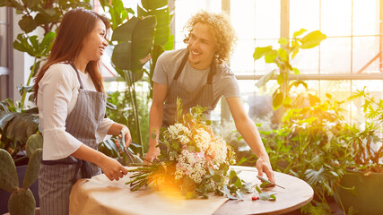 Florist Azubi beim Blumenstrauß binden