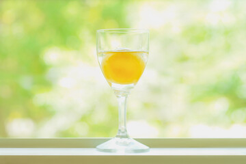 初夏のおいしい飲み物：グラスに入った手作りの梅シロップ/梅酒/梅の甘露煮