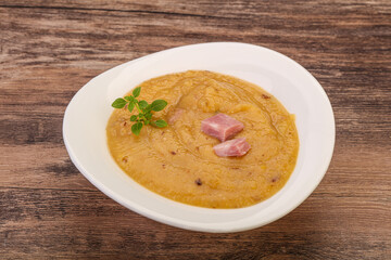 Peas cream soup with smoked ribs