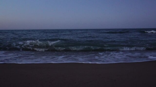 La belleza del mar en plena noche en la playa de Tavernes de la Valldigna.