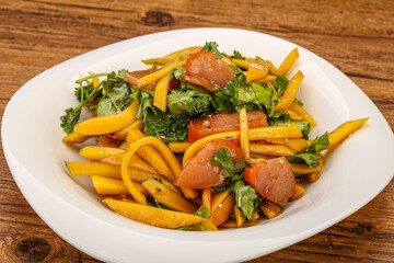 Salad with mango and chicken