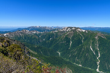 谷川岳から見た朝日岳と巻機山