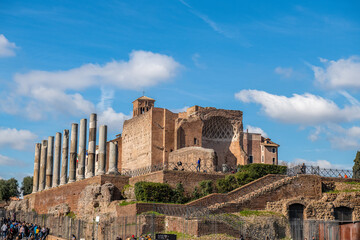 Zabytkowe budynki i piękna kolumnada na wzgórzu, Rzym