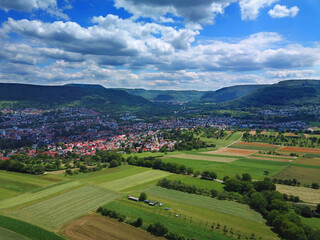 Fototapeta na wymiar Reutlingen, Deutschland: Blick auf den Ortsteil Pfullingen vor dem Albtrauf (Bergkante der Schwäbischen Alb)