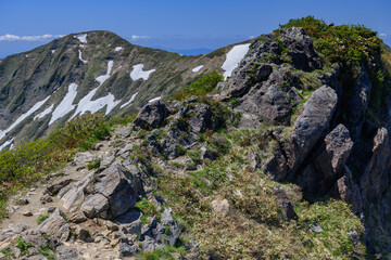 Fototapeta na wymiar 谷川岳から見た茂倉岳と登山道