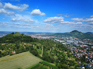 Reutlingen, Deutschland: Blick auf den Georgenberg (Berg vorn) und die Achalm (Berg hinten)