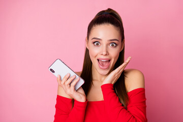 Naklejka premium Close-up portrait of her she nice-looking attractive lovely pretty charming cute amazed cheerful cheery girl using digital device having fun isolated over pink pastel color background
