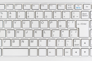 ハイアングルで撮影した白いノートパソコンのキーボード