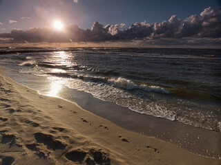 Ustaka - morze ślady na plaży