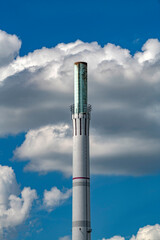 Industrieschornstein vor bewölktem Himmel