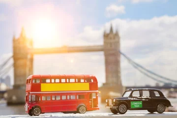 Foto op Canvas Close-up van beeldjes van het openbaar vervoer met de Tower Bridge op de achtergrond © moodboard