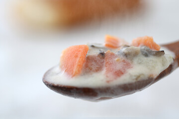 野菜やワイルドライスのミルク風味のチャウダーヴィーガンメニュー