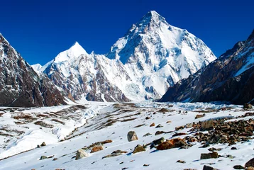 Crédence de cuisine en verre imprimé K2 Snow peaks of mountains with Chogori K2 with blue sky. Winter tourism in Karakorum, Pakistan. Snow valley on horisontal landscape.