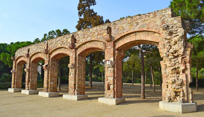 Acueducto en el parque público El Clot en Barcelona España
