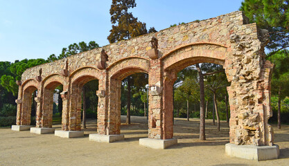 Fototapeta premium Acueducto en el parque público El Clot en Barcelona España 