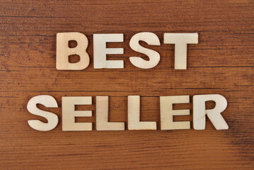 Fototapeta premium Begriff aus Holzbuchstaben auf altem dunklem Holz