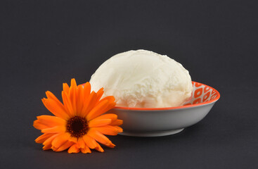 Mozzarella und Ringelblume auf schwarz