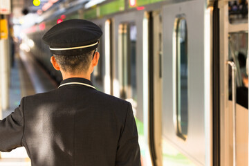 横浜桜木町駅、出発確認する駅員・日本
