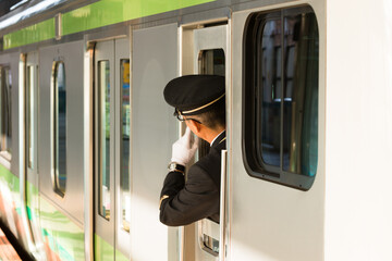 横浜桜木町駅、出発確認する乗務員・日本