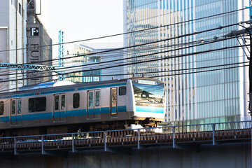 横浜、桜木町駅近くの橋と電車
