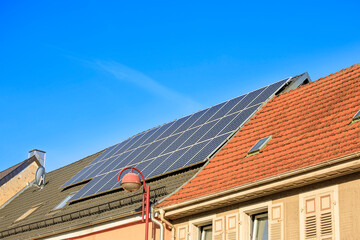 Altes Haus im Dorf mit Solaranlage auf dem Dach