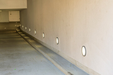 LED-Lampen an einer Wand von einer Tiefgarage