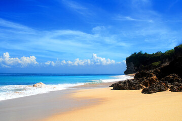Fototapeta na wymiar Dreamland Bali south beach, tropical beach with blue sky and clouds