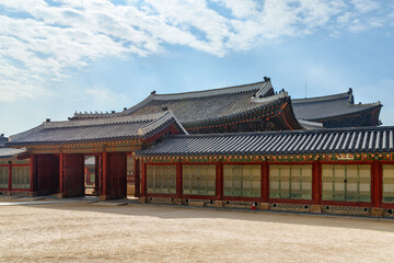 Fototapeta premium Awesome view of Gyeongbokgung Palace in Seoul, South Korea