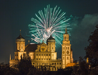 Feuerwerk über dem Rathaus in Augsburg