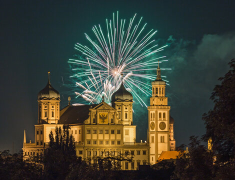 Feuerwerk &uuml;ber dem Rathaus in Augsburg