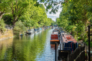 Barcas sobre un canal en el Támesis