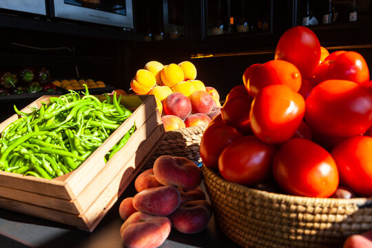 Cestas y cajas de verduras y frutas en el puesto o la parada de un mercado