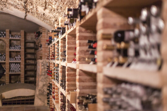 Bodega de vinos colocados en sus distintos espacios y estantes