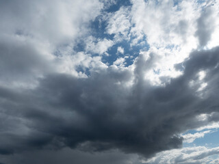 Obraz premium Dramatic clouds in the blue sky