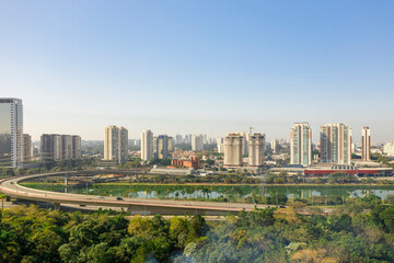 Obraz premium Fotos aéreas de parques em São Paulo, contraste da Natureza e o asfalto