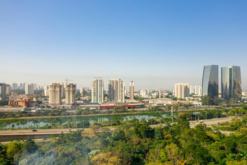 Naklejka premium Zdjęcia lotnicze parków w São Paulo, kontrast między naturą a asfaltem