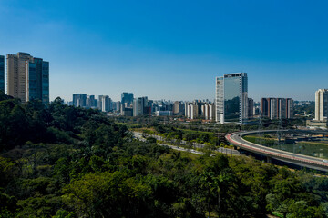 Fototapeta na wymiar Fotos aéreas de parques em São Paulo, contraste da Natureza e o asfalto