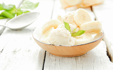 Bananeneis Eis Eiscreme Banane Bananen Tisch Becher Schale  